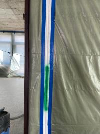 Grün markierte Fugen in der Halle. 