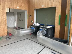 Mehrzweckhalle Mühlhausen: Schutzanzüge und Atemmasken bei den Sanierungsarbeiten  