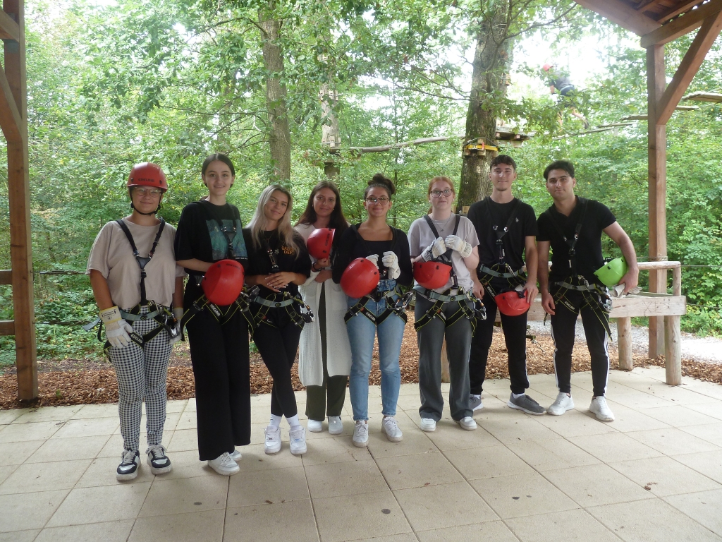 Die Azubis beim Besuch des Kletterparks Illingen.