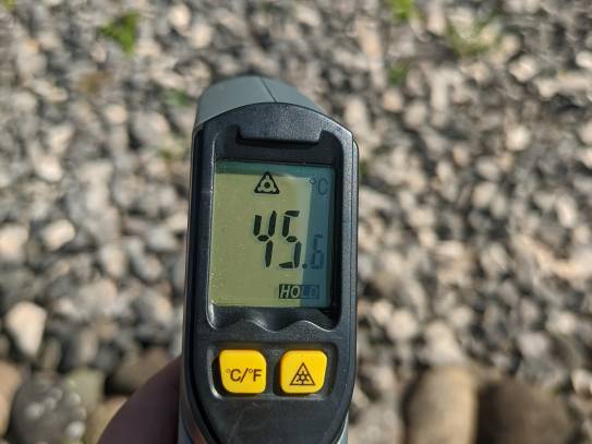 Temperaturpistole: 45 Grad im Schottergarten