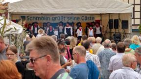 Darbietung auf der Festbühne des Marktplatzes