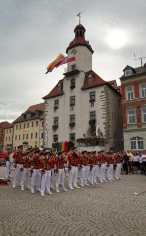 Spielleute „Frisch Voran“ vor dem Rathaus Schmölln