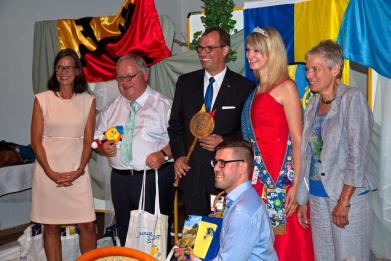Willkommensabend im Reussischen Hof mit der Schmöllner Knopfprinzessin (Maren Recken, Vors. Partnerschaftskomitee Mühlacker, Günter Bächle, Vors. CDU Fraktion, Frank Schneider, Oberbürgermeister Mühlacker, Knopfprinzessin Schmölln, Barbara Straub, Vertr. der evang. Kirchengemeinden Mühlacker und Sven Schrade, Bürgermeister Schmölln) 